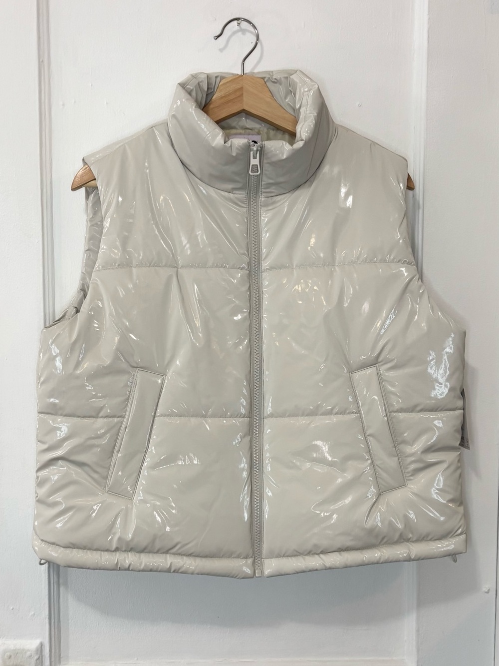 NWT SO Goods For Life Women Off-White High-Shine Cropped Puffer Vest, L (12 -14)